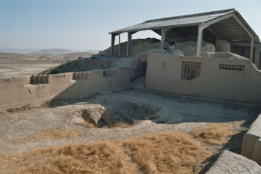 Säulenhalle in Tepe Nusch-i Jan
